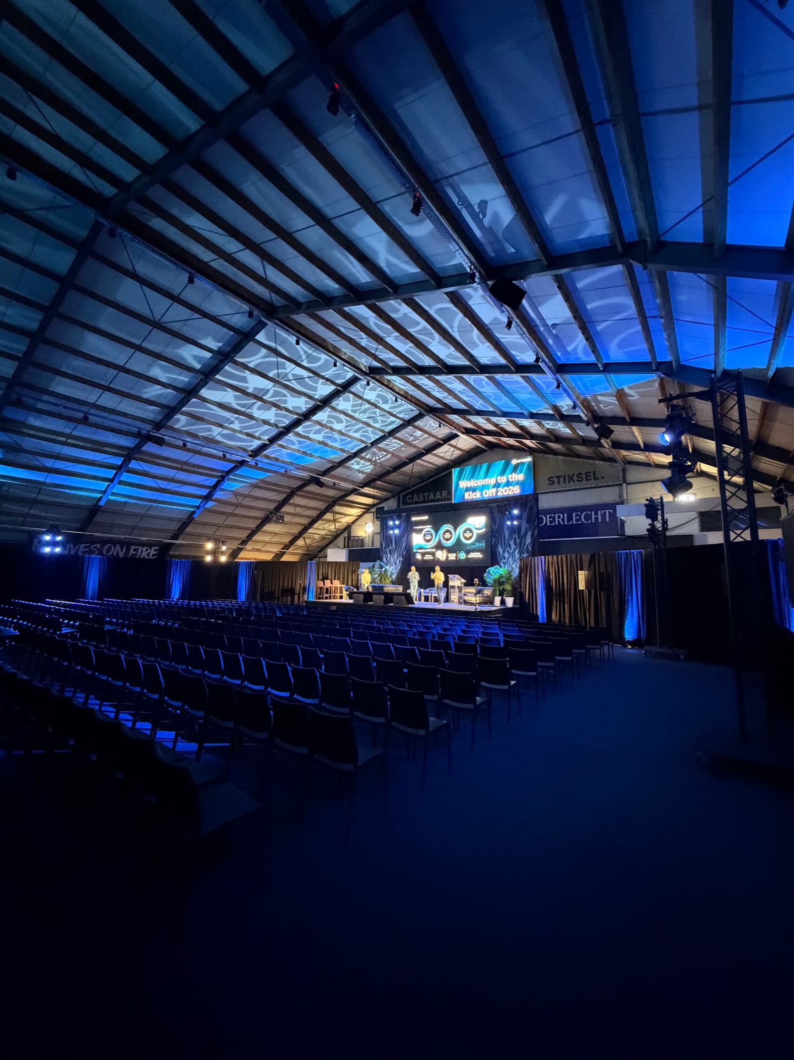 Eventhal van Belleheide opgesteld voor een seminarie met podium en scherm