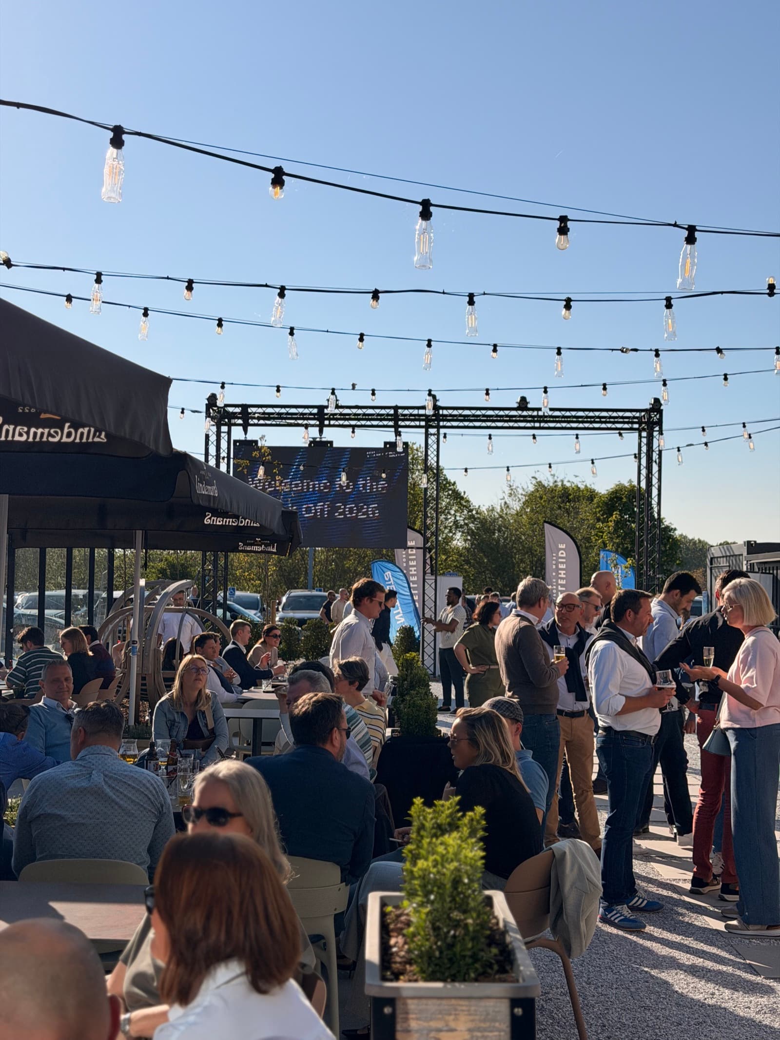 Netwerkevent op het zonnige terras van Belleheide